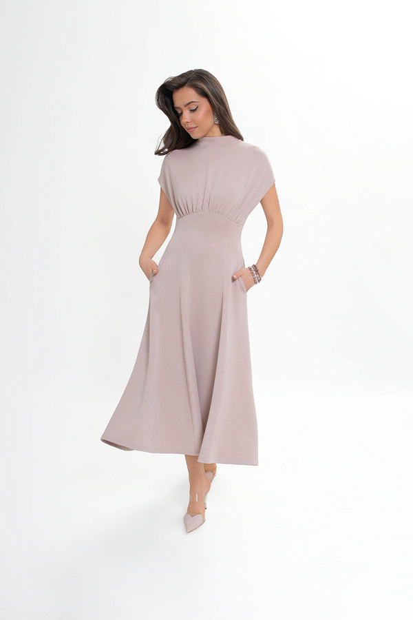 Sukienka midi — jakie fasony są modne i dla jakiej figury?