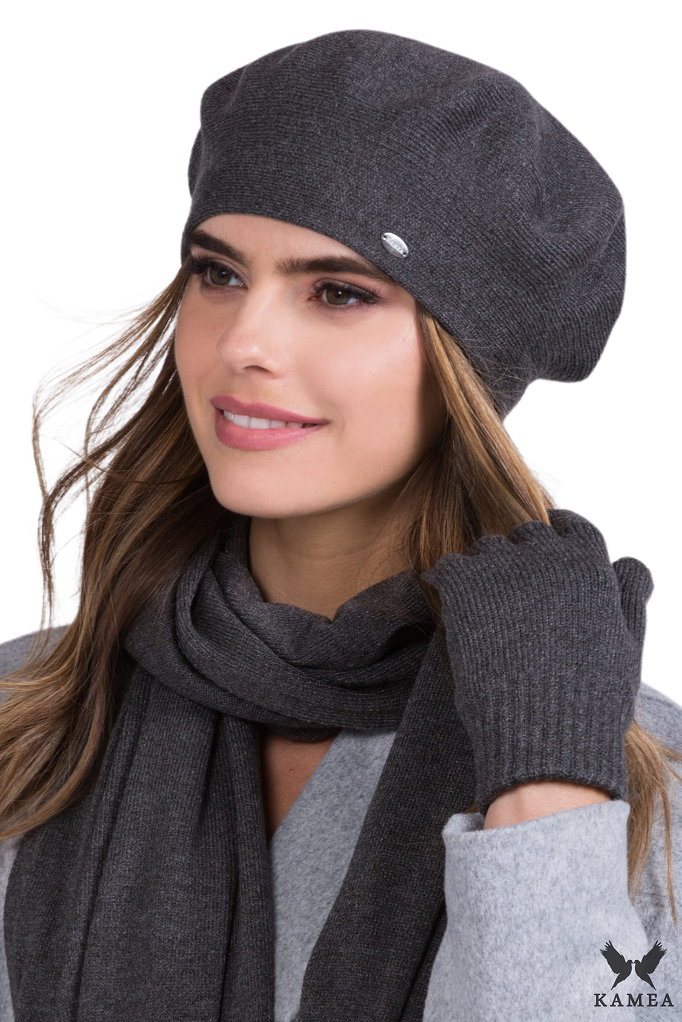 Dámský baret, Model: Inezz, Barva: grafitová, Složení materiálu: 40% Akryl; 25% Viskóza; 20% Vlna; 15% Elastan, Určení: Podzim/Zima, Velikost: Univerzální (54-60)