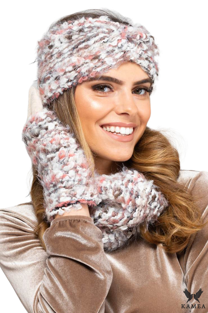 Opaska Damska, Model: Carini-Opaska, Kolor: beżowy, Skład materiału: 50% Wełna; 35% Poliamid; 15% Poliester; Podszewka: 100% Poliester, Przeznaczenie: Jesień/Zima, Rozmiar: Uniwersalny (54-60)