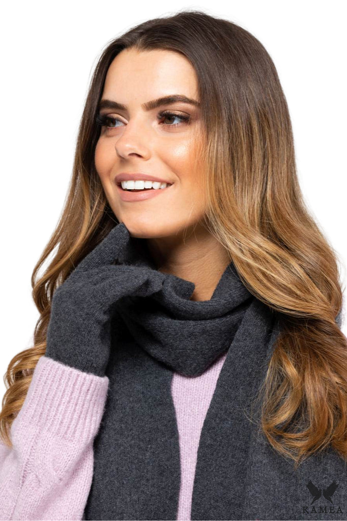 Model: Szalik-02, Kolor: grafitowy, Skład materiału: 80% Wełna; 20% Poliamid, Przeznaczenie: Jesień/Zima, Wymiary(długość/szerokość): 160cm/25cm