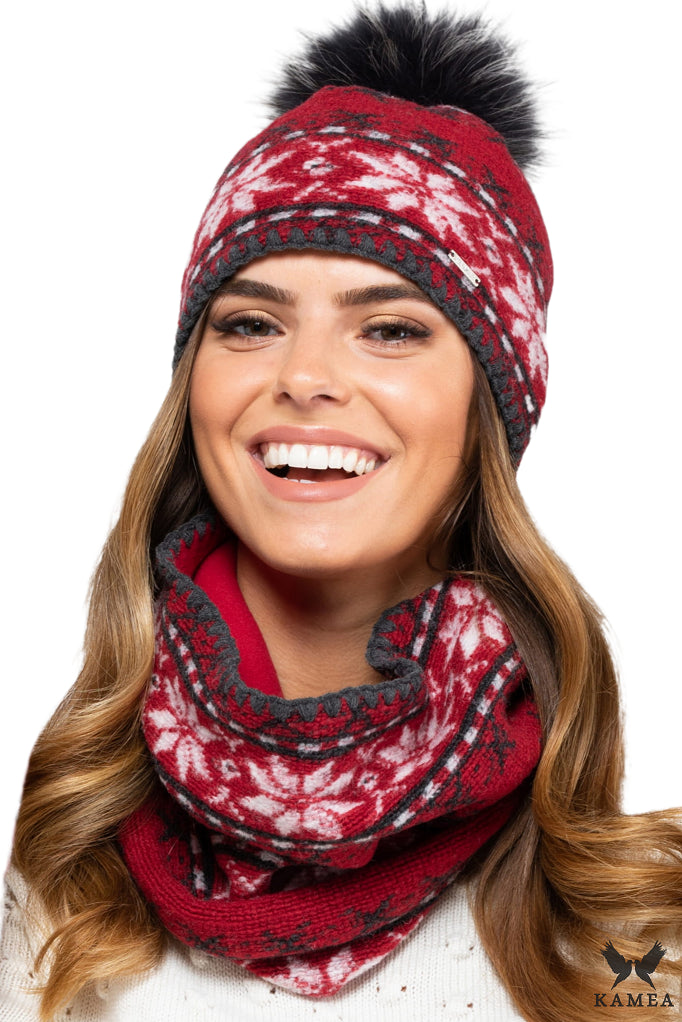 Komplet (Czapka + Komin), Model: Annapolis Komplet ( Czapka+ Komin), Kolor: czerwony, Skład materiału: 52% Wełna; 25% Poliester; 23% Akryl, Przeznaczenie: Jesień/Zima, Wymiary(długość/szerokość): 35cm/36cm