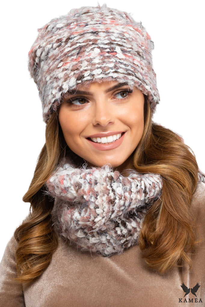 Komplet (Czapka+ Komin), Model: Carini-Komplet ( Czapka+ Komin), Kolor: beżowy, Skład materiału: 50% Wełna; 35% Poliamid; 15% Poliester; Podszewka: 100% Poliester, Przeznaczenie: Jesień/Zima, Rozmiar: Uniwersalny (54-60)