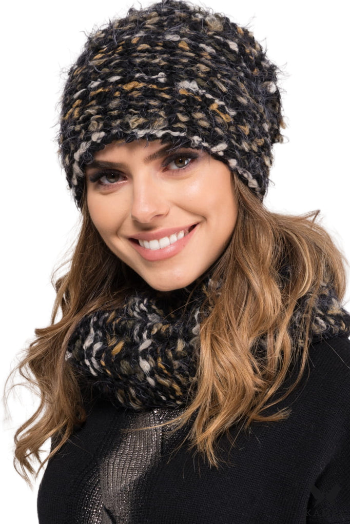 Komplet (Czapka+ Komin), Model: Carini-Komplet ( Czapka+ Komin), Kolor: czarny, Skład materiału: 50% Wełna; 35% Poliamid; 15% Poliester; Podszewka: 100% Poliester, Przeznaczenie: Jesień/Zima, Rozmiar: Uniwersalny (54-60)