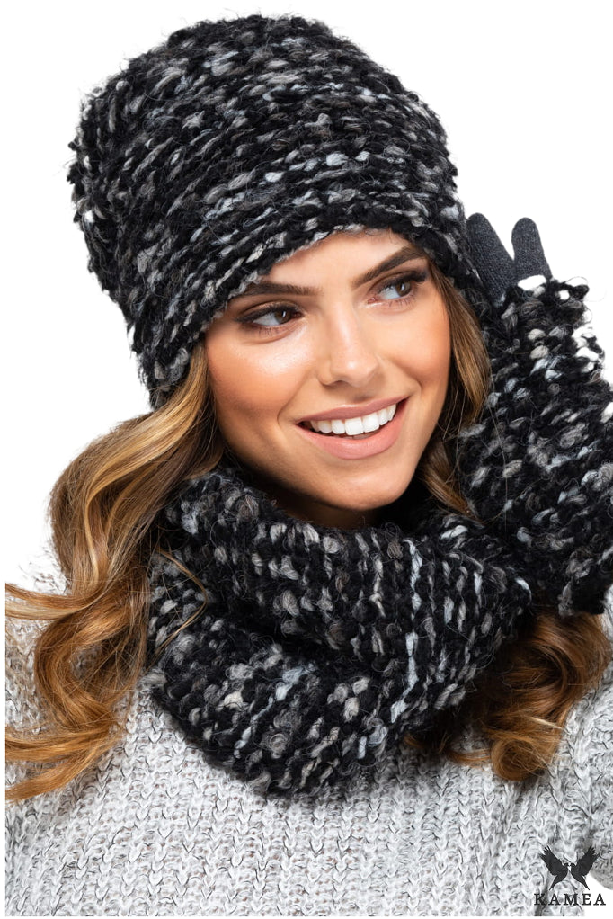 Komplet (Czapka+ Komin), Model: Carini-Komplet ( Czapka+ Komin), Kolor: grafitowy, Skład materiału: 50% Wełna; 35% Poliamid; 15% Poliester; Podszewka: 100% Poliester, Przeznaczenie: Jesień/Zima, Rozmiar: Uniwersalny (54-60)