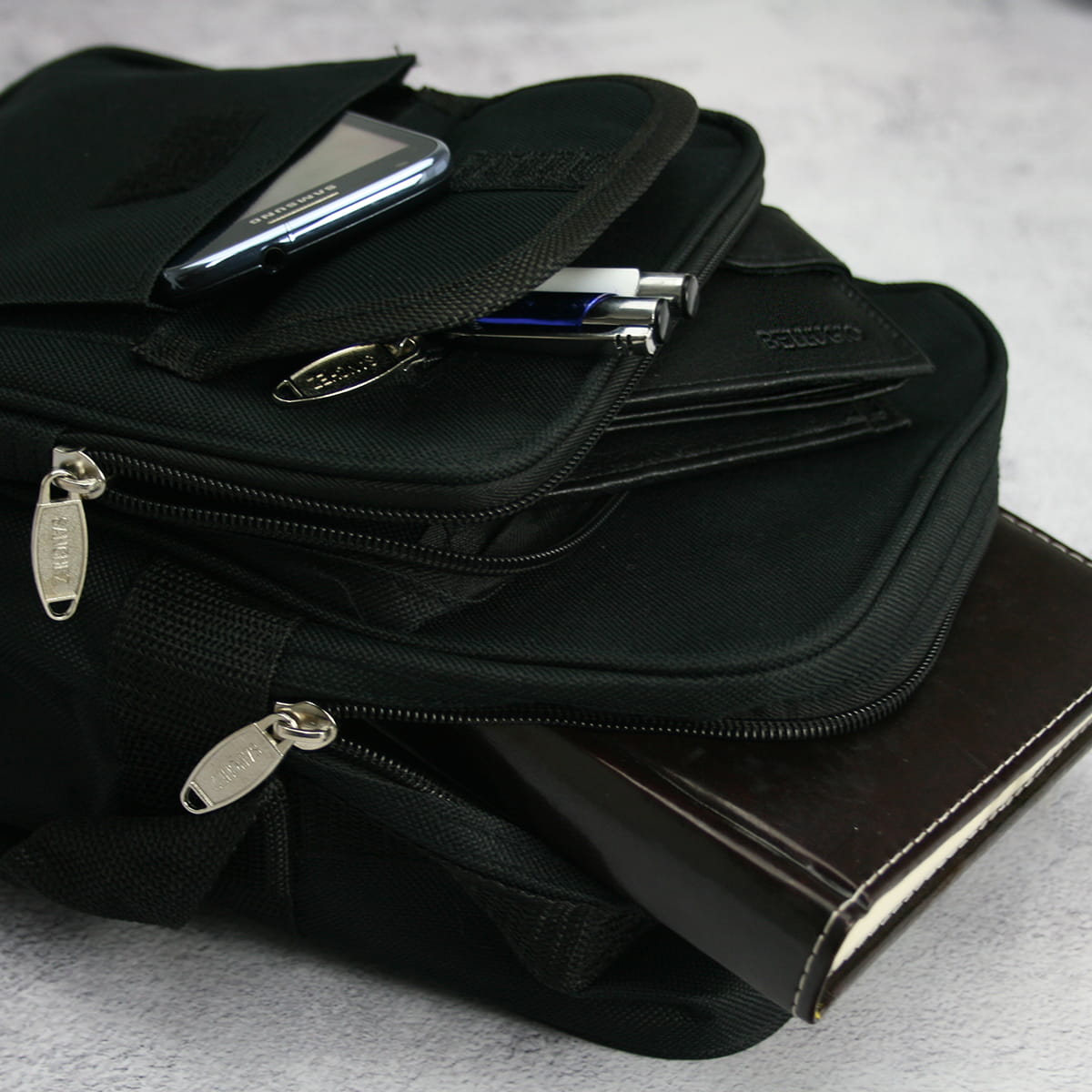 Torba męska Sanchez z nylonu o funkcjonalnym designie i wygodnym regulowanym pasku | Sanchez Casual | Spironik.pl