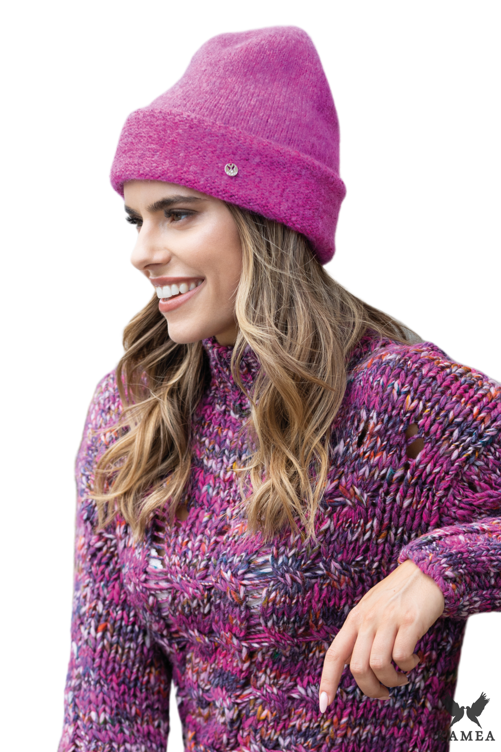 Czapka damska KIRKE w użyciu, doskonały dodatek do codziennych stylizacji na chłodne dni | KAMEA | Spironik.pl