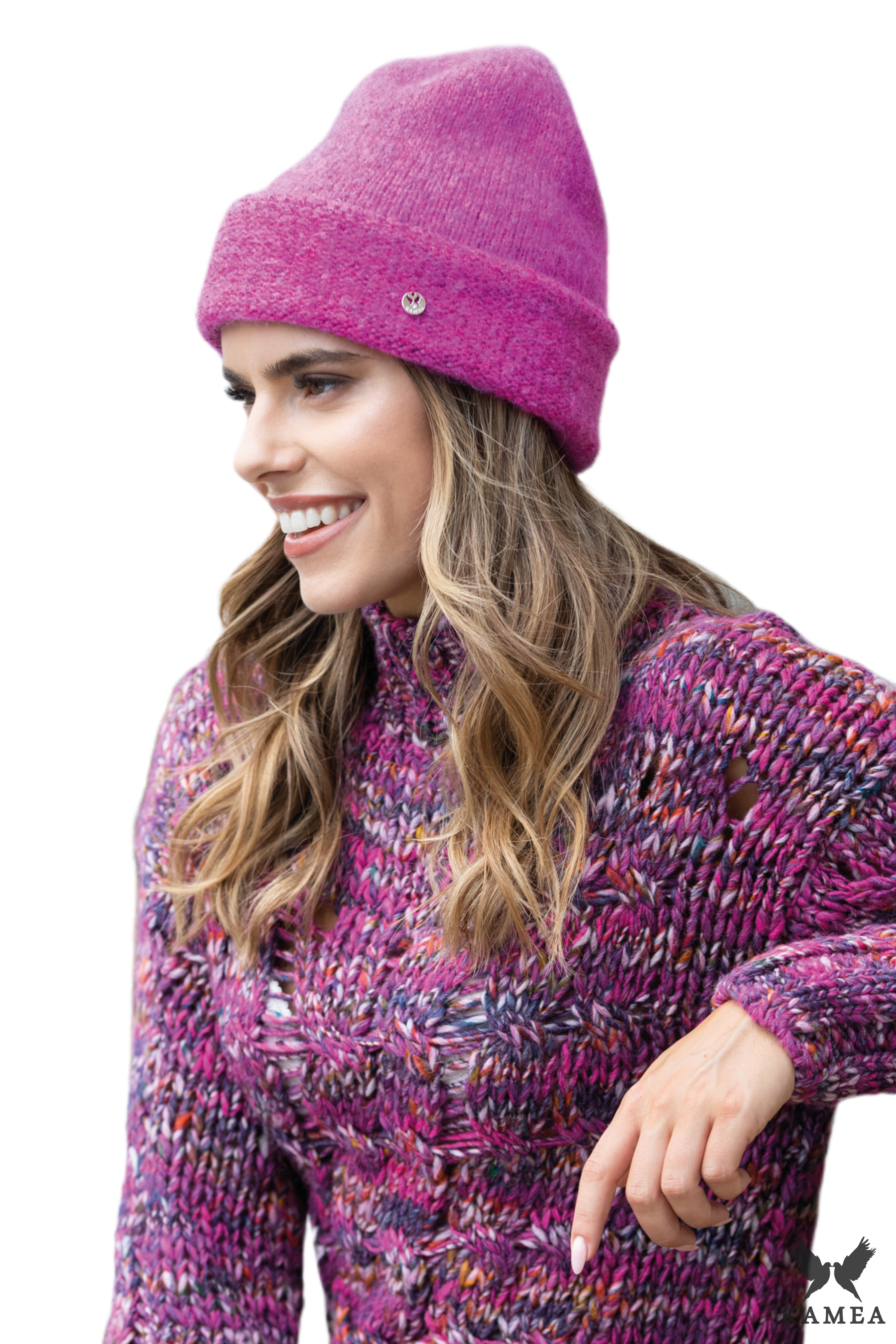 Czapka damska KIRKE w użyciu, doskonały dodatek do codziennych stylizacji na chłodne dni | KAMEA | Spironik.pl