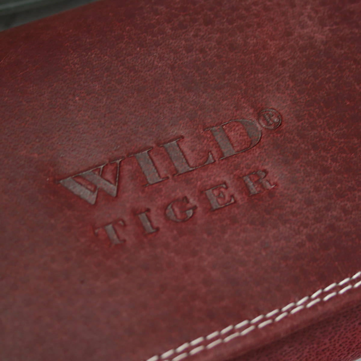 Ciemnoczerwony portfel damski Wild Tiger z praktycznym rozmieszczeniem przegródek i wysokiej jakości skóry nubukowej | Spironik.pl