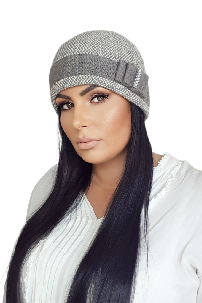 Detal czapki MEGAN z połyskującymi koralikami i harmonijnym pasem kolorystycznym | KAMEA | Spironik.pl