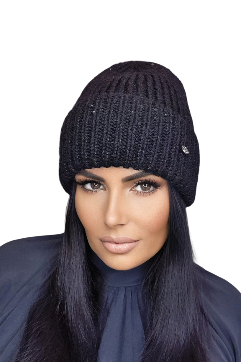 Detal czapki MOHANA z wywinięciem nad czołem oraz połyskującymi cekinami, prezentujący elegancki wygląd | KAMEA | Spironik.pl