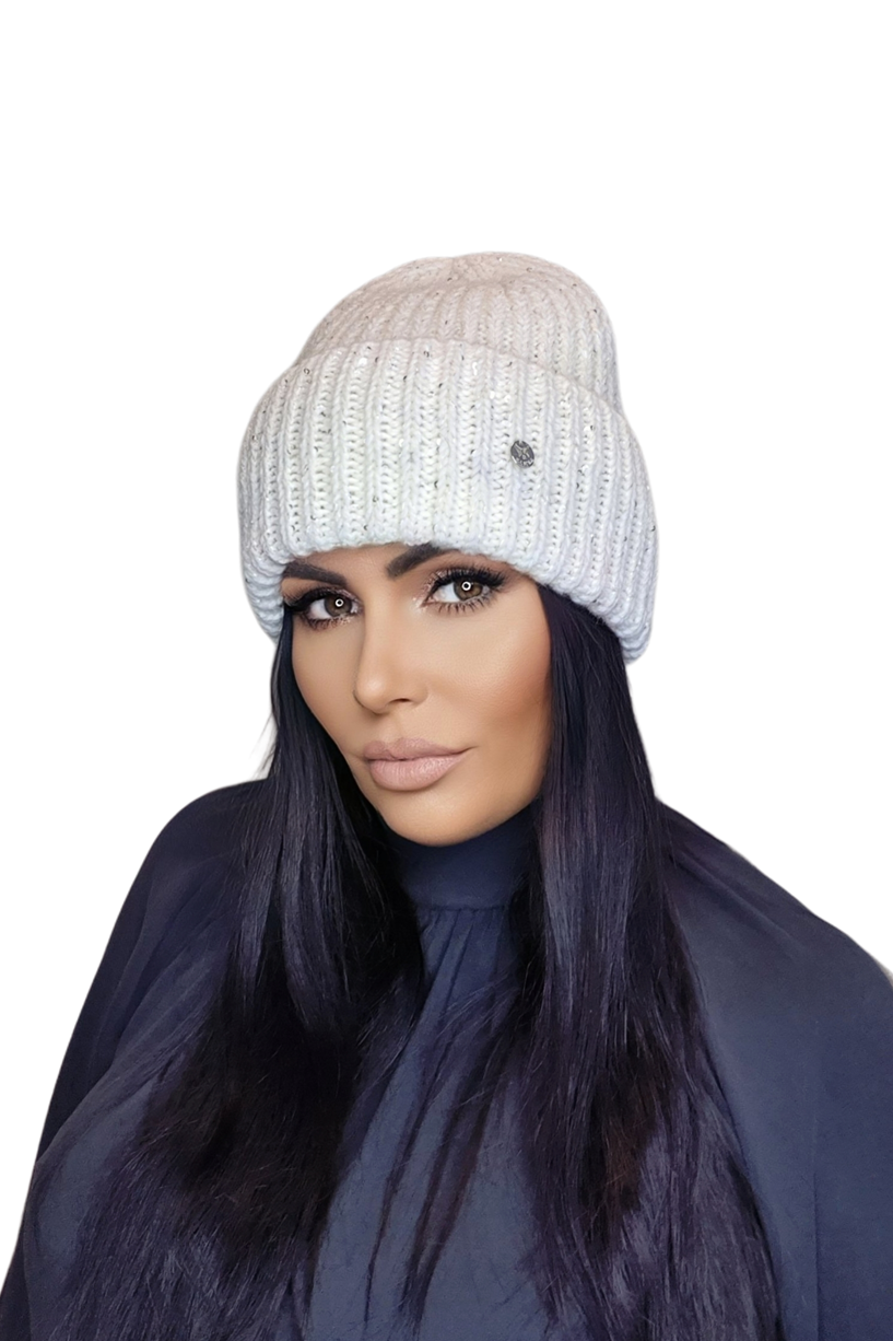 Detal czapki MOHANA z cekinami, ukazujący grube sploty i jedwabisty połysk materiału w kolorze ekru | KAMEA | Spironik.pl