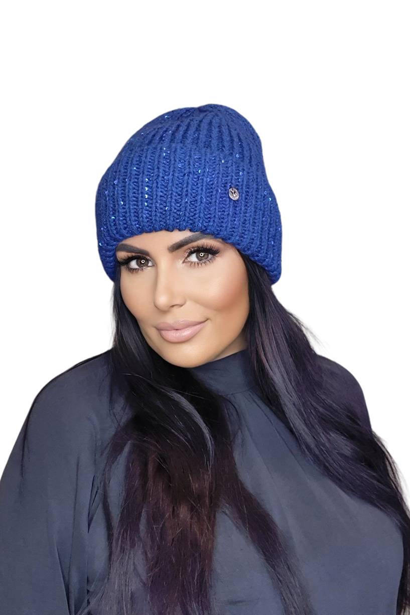 Detal czapki MOHANA z cekinami, ukazujący grube sploty i jedwabisty połysk materiału w chabrowym kolorze | KAMEA | Spironik.pl