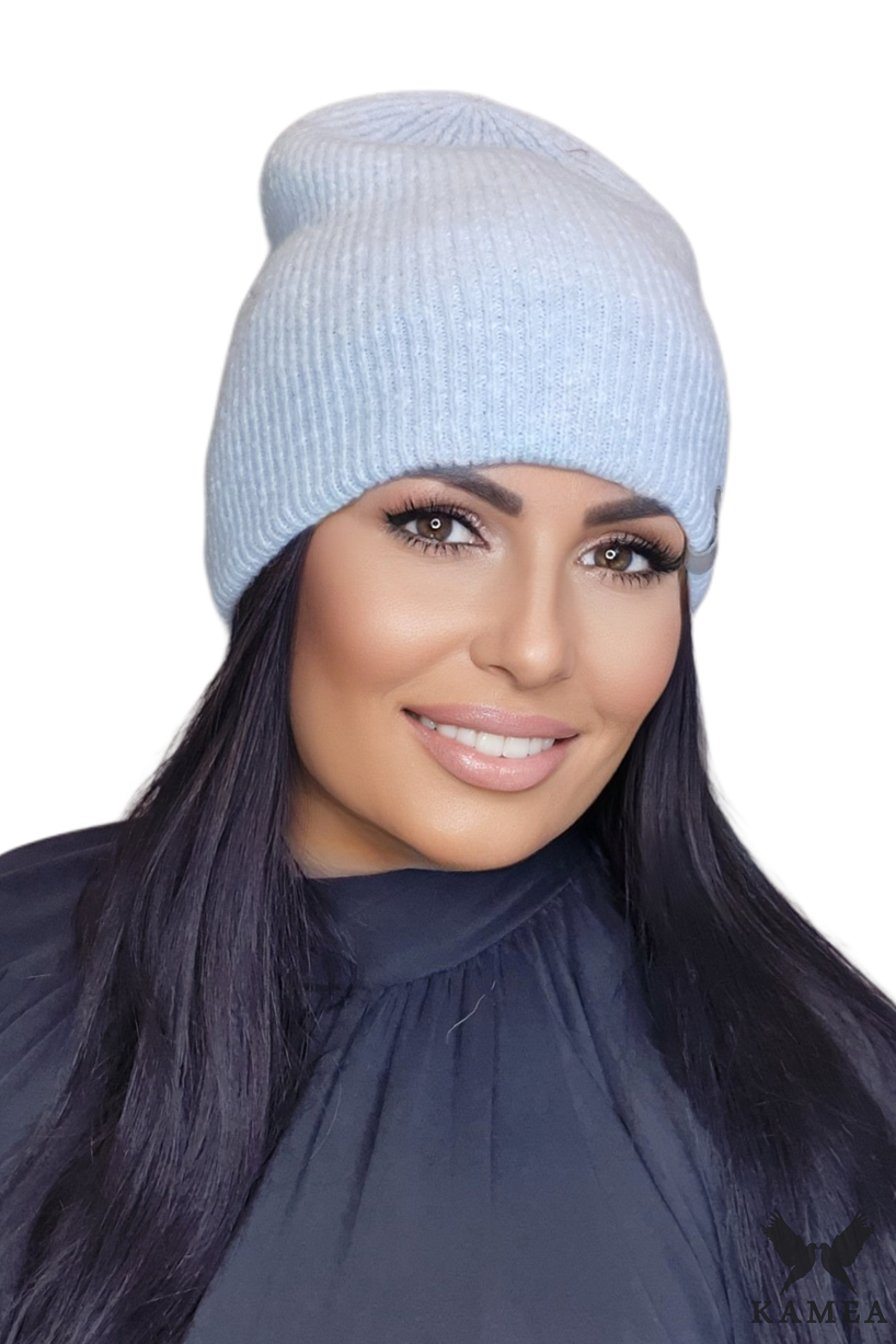 Detal czapki CERES z ozdobnym skórzanym znaczkiem, wykonana w Polsce z miękkiej przędzy | KAMEA | Spironik.pl