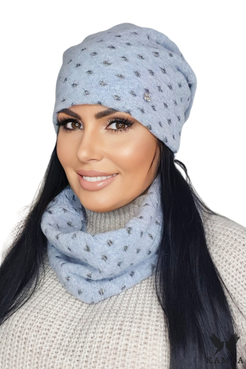 Komplet (Czapka+ Komin), Model: Miriam-Komplet ( Czapka+ Komin), Kolor: błękitny, Skład materiału: 60% Wełna; 20% Akryl; 20% Poliester; Podszewka: 100% Poliester, Rozmiar: Uniwersalny (54-60) (Komplet (Czapka+ Komin), zdjęcie 2)