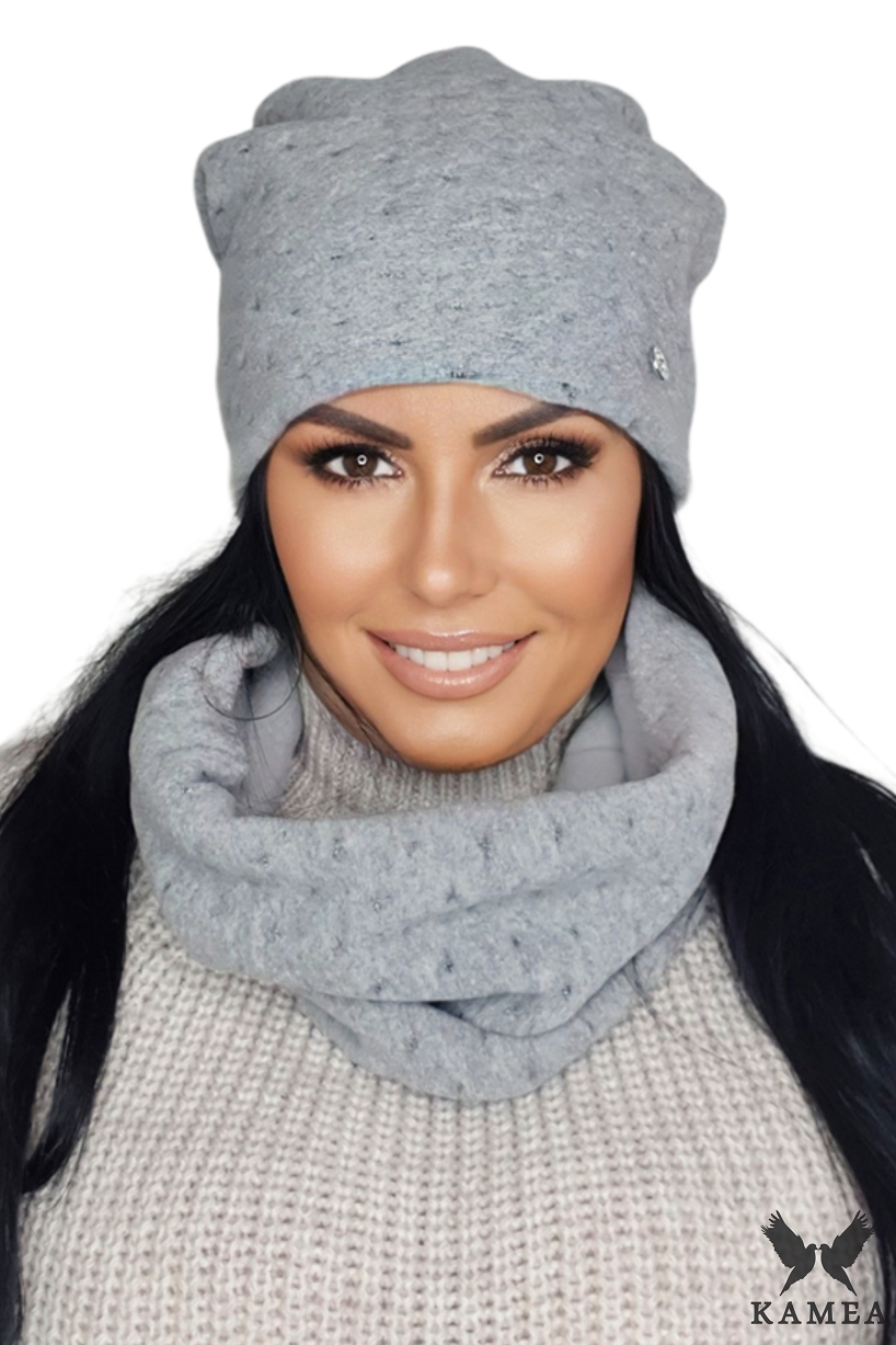 Komplet (Czapka + Komin), Model: Miriam-Komplet ( Czapka+ Komin), Kolor: szary, Skład materiału: 60% Wełna; 20% Akryl; 20% Poliester; Podszewka: 100% Poliester, Przeznaczenie: Jesień/Zima, Wymiary(długość/szerokość): 34cm/25cm