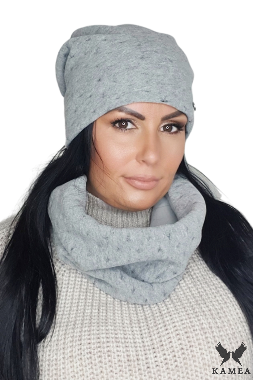 Komplet (Czapka + Komin), Model: Miriam-Komplet ( Czapka+ Komin), Kolor: szary, Skład materiału: 60% Wełna; 20% Akryl; 20% Poliester; Podszewka: 100% Poliester, Przeznaczenie: Jesień/Zima, Wymiary(długość/szerokość): 34cm/25cm (Komplet (Czapka + Komin), zdjęcie 2)