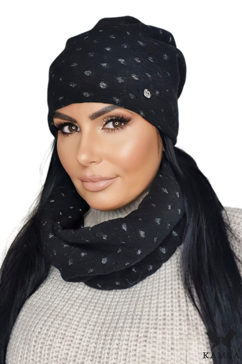 Komplet (Czapka+ Komin), Model: Miriam-Komplet ( Czapka+ Komin), Kolor: czarny, Skład materiału: 60% Wełna; 20% Akryl; 20% Poliester; Podszewka: 100% Poliester, Rozmiar: Uniwersalny (54-60)
