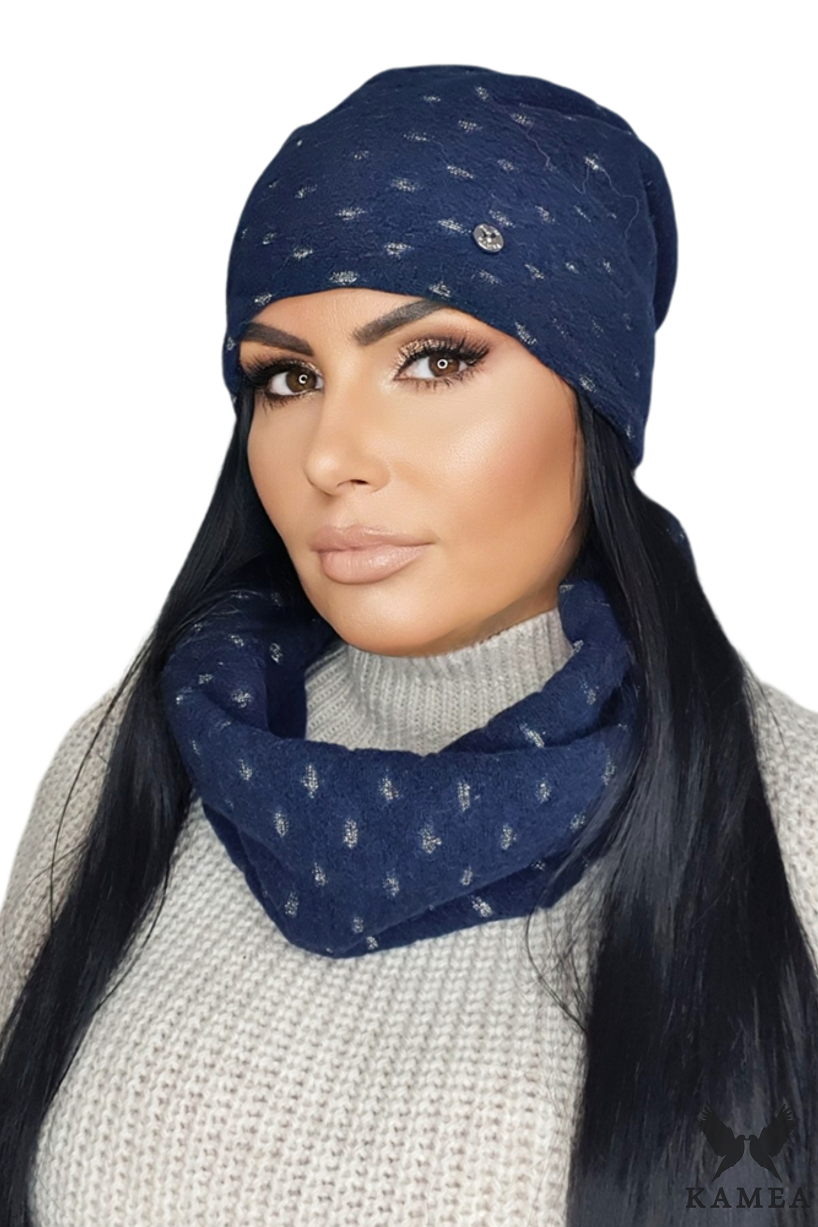Komplet (Czapka+ Komin), Model: Miriam-Komplet ( Czapka+ Komin), Kolor: granatowy, Skład materiału: 60% Wełna; 20% Akryl; 20% Poliester; Podszewka: 100% Poliester, Rozmiar: Uniwersalny (54-60)