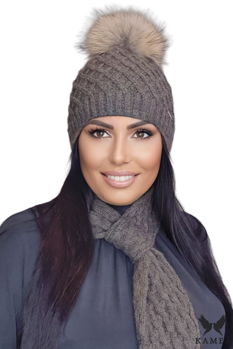 Czapka SHAKTI na głowie modelki, idealna na chłodne dni, w uniwersalnym rozmiarze | KAMEA | Spironik.pl