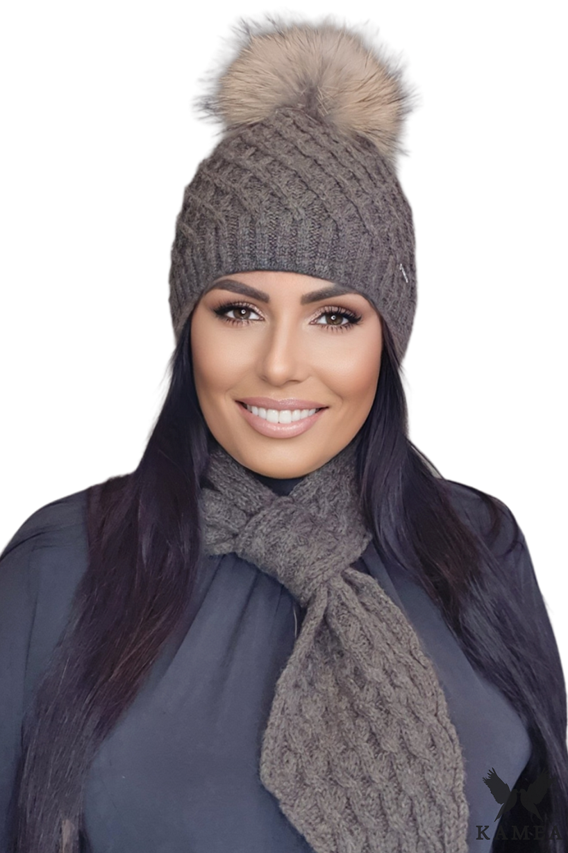 Bok czapki SHAKTI z widocznym ściągaczem, zapewniającym komfort noszenia i ciepło | KAMEA | Spironik.pl