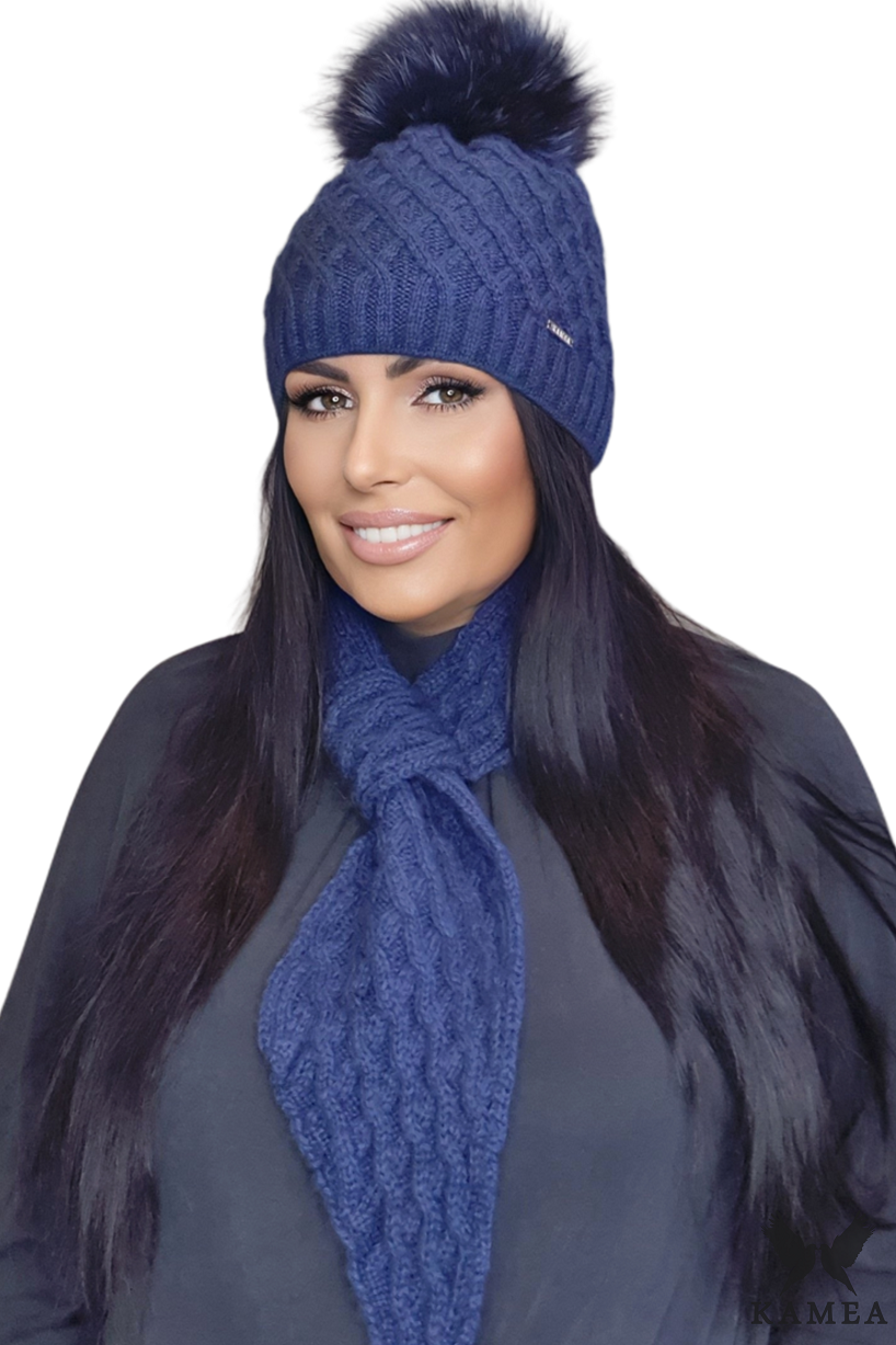 Detal splotu granatowej czapki SHAKTI, ukazujący wysoką jakość materiałów i staranne wykonanie | KAMEA | Spironik.pl