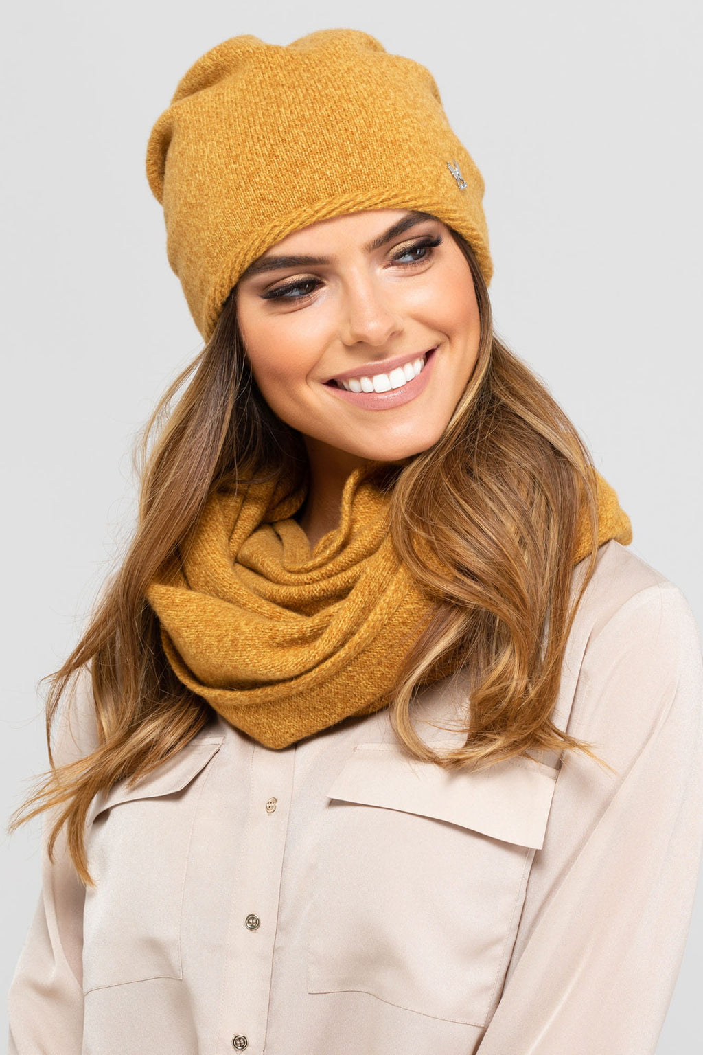 Detal czapki ANNA z lamówką, podszewką i srebrnym znaczkiem, dostępna w uniwersalnym rozmiarze 54-60 | KAMEA | Spironik.pl