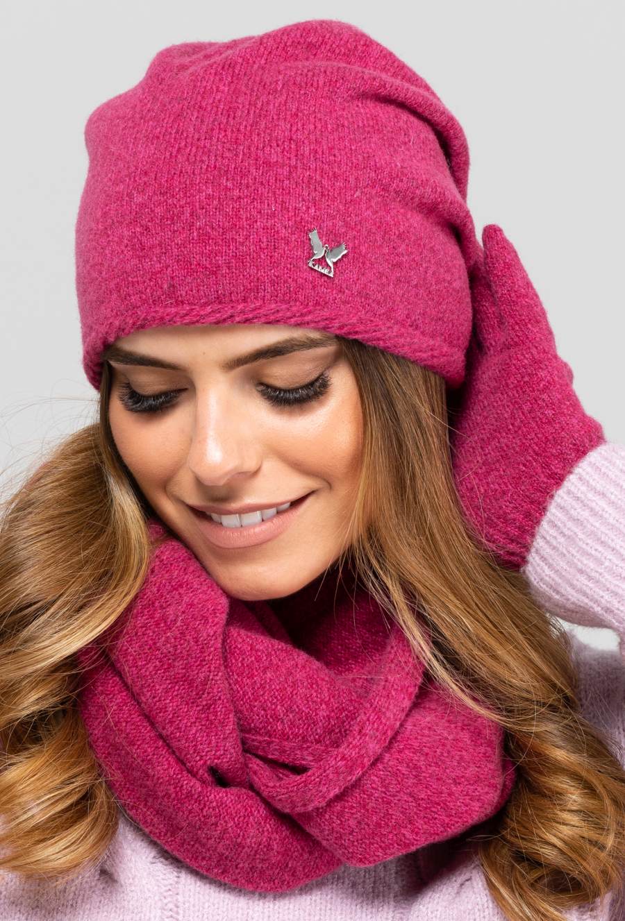 Czapki, Model: Anna, Kolor: fuksja, Skład materiału: 80% Wełna; 20% Poliamid, Przeznaczenie: Jesień/Zima, Rozmiar: Uniwersalny (54-60) (Czapki, zdjęcie 2)