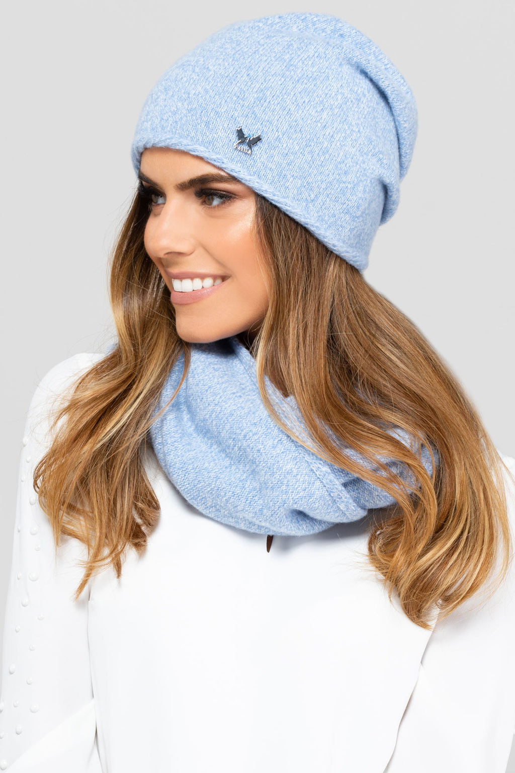 Detal czapki ANNA z widocznym srebrnym znaczkiem, wykonanej z miękkiej wełny i poliamidu | KAMEA | Spironik.pl