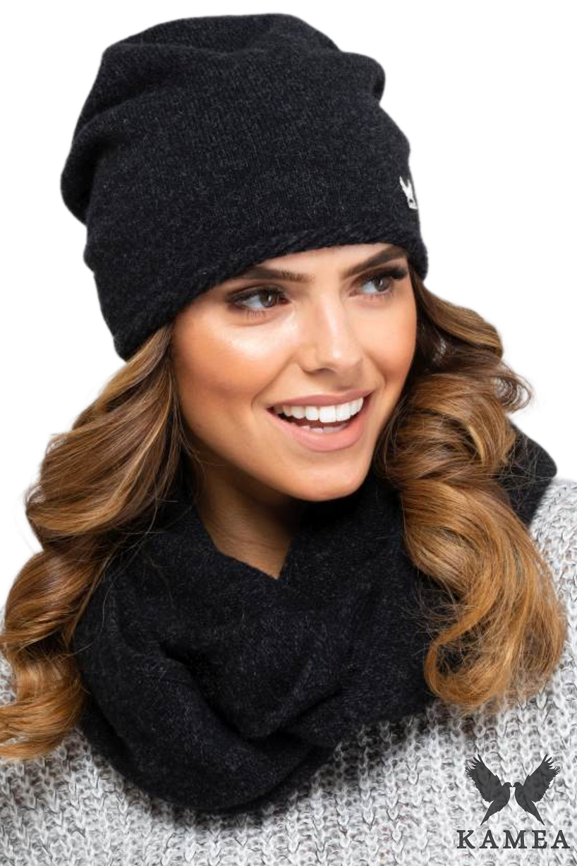 Czapki, Model: Anna, Kolor: czarny, Skład materiału: 80% Wełna; 20% Poliamid, Przeznaczenie: Jesień/Zima, Rozmiar: Uniwersalny (54-60)
