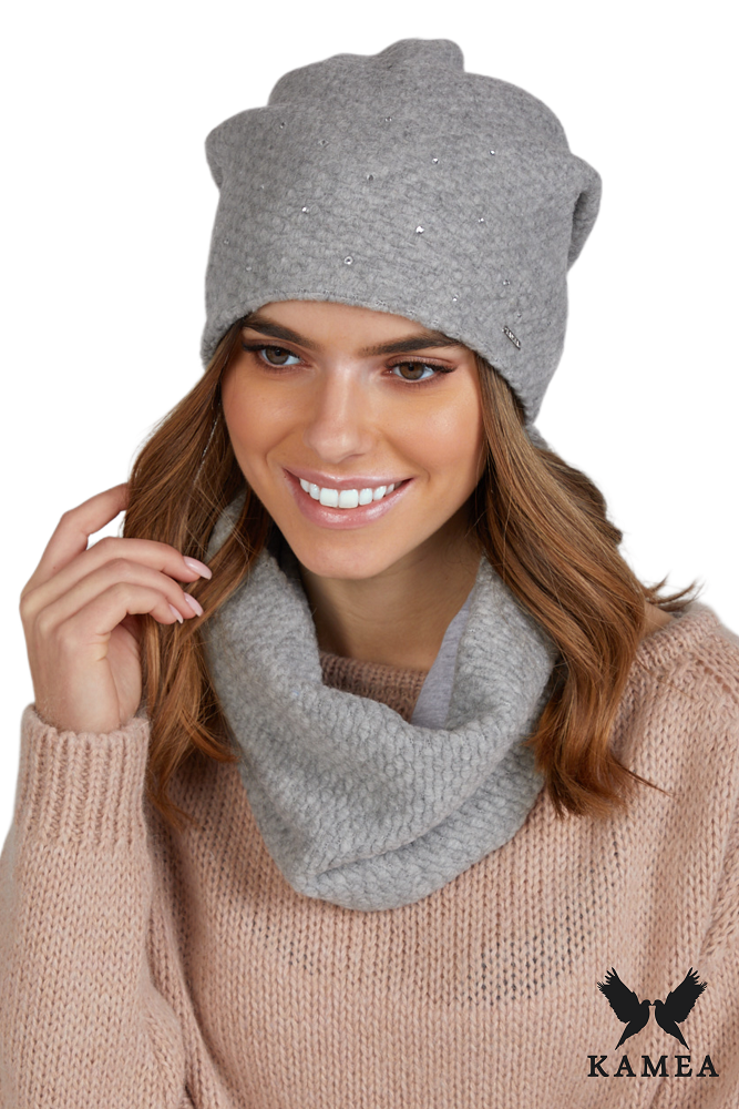 Komplet (Czapka + Komin), Model: Musca Komplet ( Czapka+ Komin), Kolor: szary, Skład materiału: 49% Wełna; 42% Poliester; 9% Akryl; Podszewka: 100% Bawełna, Przeznaczenie: Jesień/Zima, Wymiary(długość/szerokość): 34cm/25cm