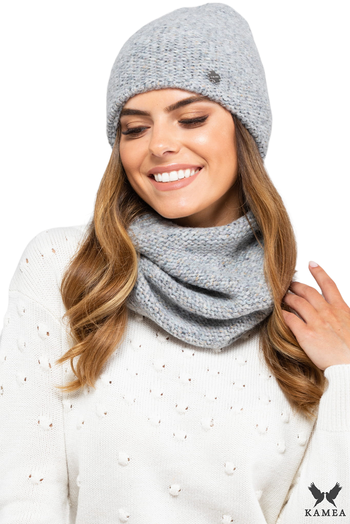 Czapka Damska, Model: Badalona, Kolor: szary, Skład materiału: 41% Bawełna; 27% Poliakryl; 12% Wełna; 11% Poliamid; 5%  Poliester; 4% Lurex, Przeznaczenie: Jesień/Zima, Rozmiar: Uniwersalny (54-60)