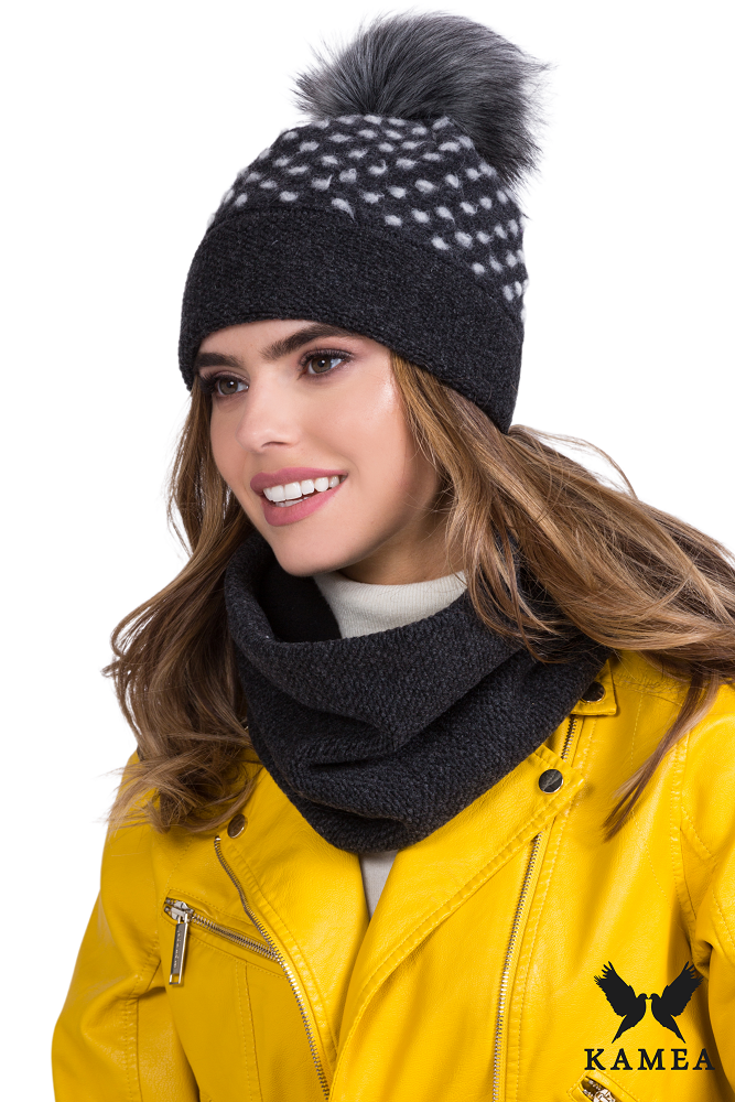 Komplet (Czapka+ Komin), Model: Foks Czapka Z Kominem, Kolor: grafitowy, Skład materiału: 63% Wełna; 18% Poliester; 19% Poliakryl; Podszewka: 100% Poliester, Rozmiar: Uniwersalny (54-60)