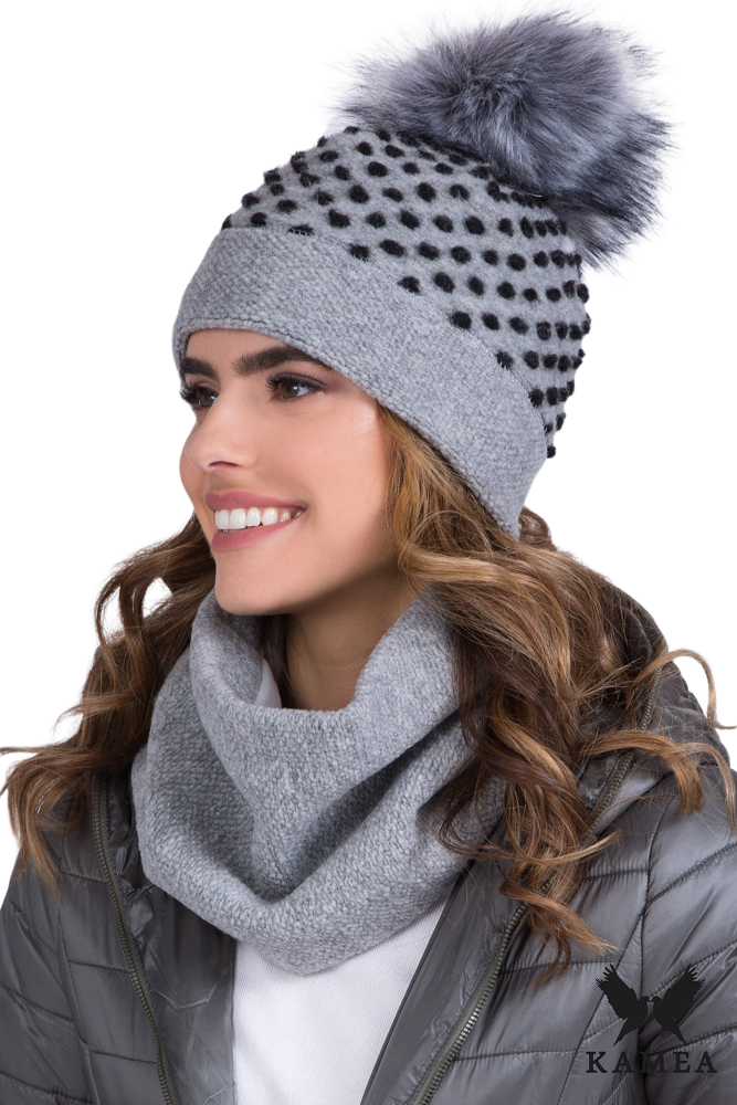 Komplet (Czapka+ Komin), Model: Foks Czapka Z Kominem, Kolor: szary, Skład materiału: 63% Wełna; 18% Poliester; 19% Poliakryl; Podszewka: 100% Poliester, Rozmiar: Uniwersalny (54-60)