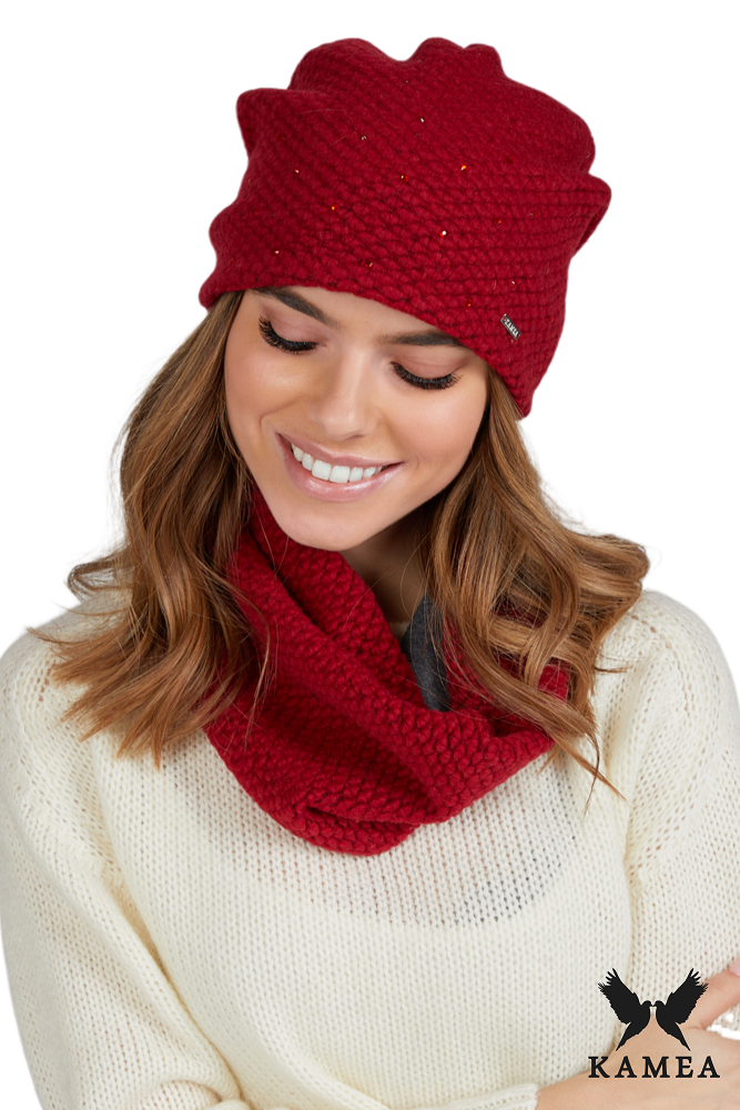 Komplet (Czapka + Komin), Model: Musca Komplet ( Czapka+ Komin), Kolor: czerwony, Skład materiału: 49% Wełna; 42% Poliester; 9% Akryl; Podszewka: 100% Bawełna, Przeznaczenie: Jesień/Zima, Wymiary(długość/szerokość): 34cm/25cm