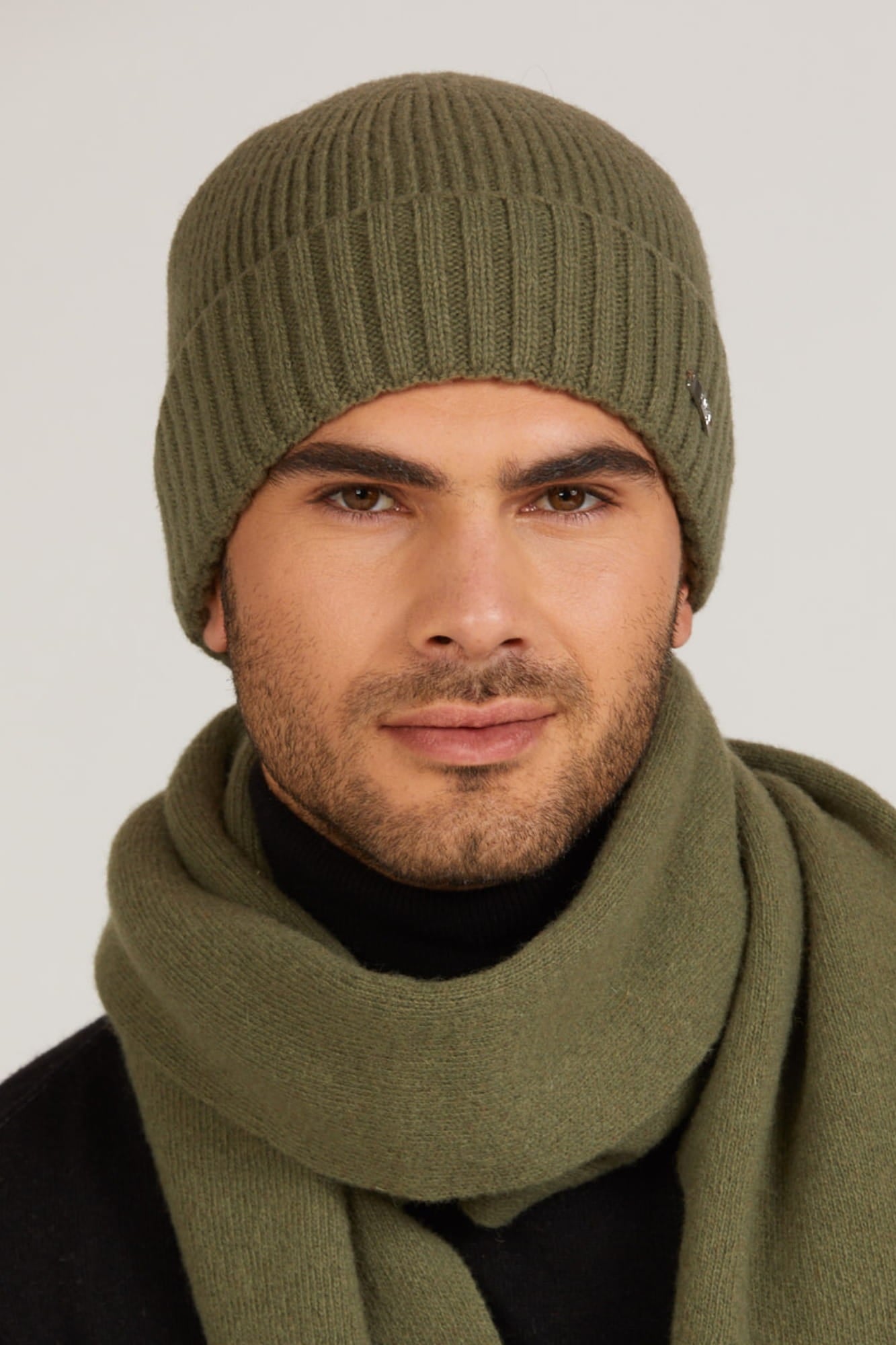 Czapka męska Carlos w oliwkowym kolorze, widok z boku, ukazujący jej klasyczny design | KAMEA | Spironik.pl