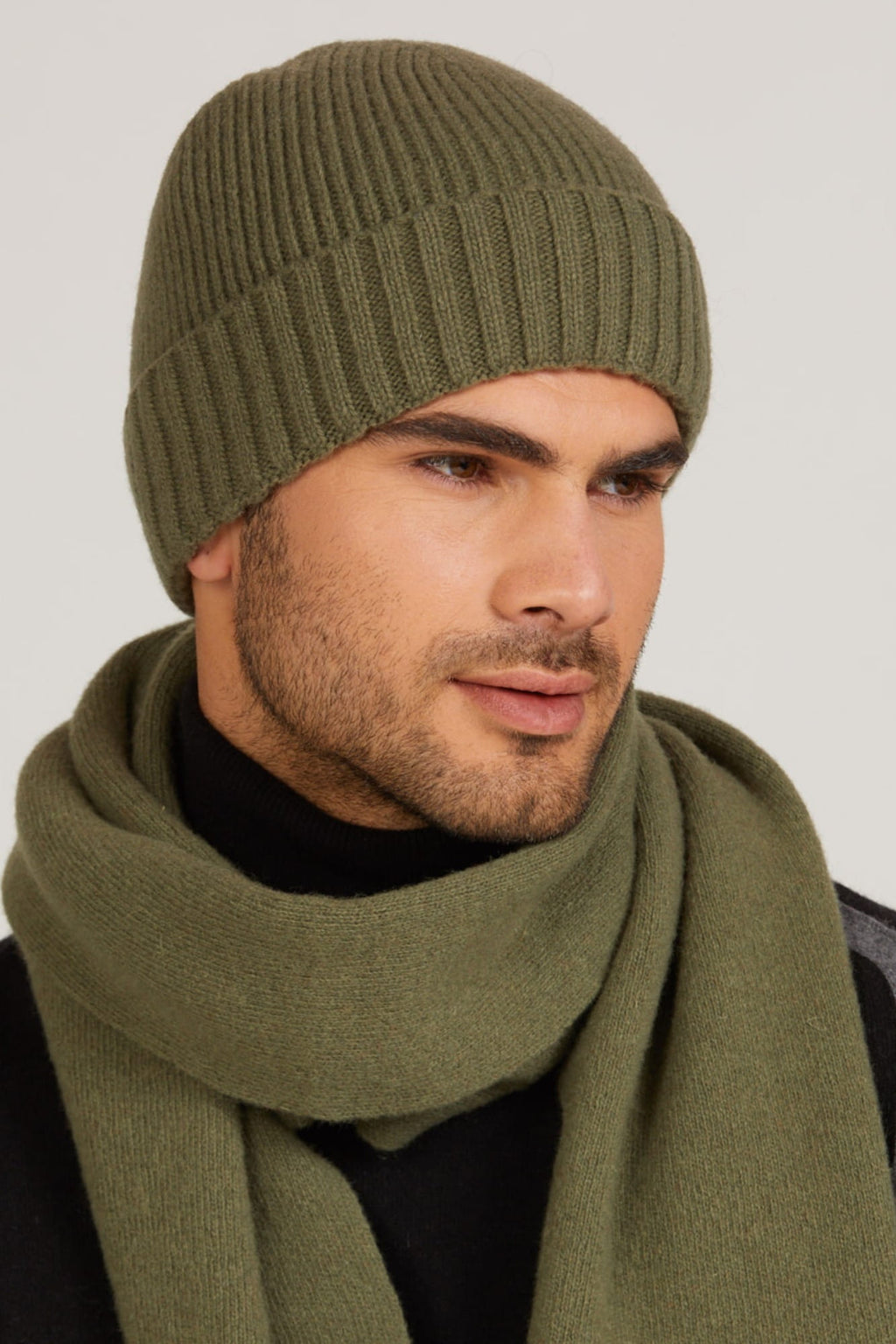 Czapka Carlos na głowie mężczyzny, zapewniająca komfort i ciepło w zimowych warunkach | KAMEA | Spironik.pl