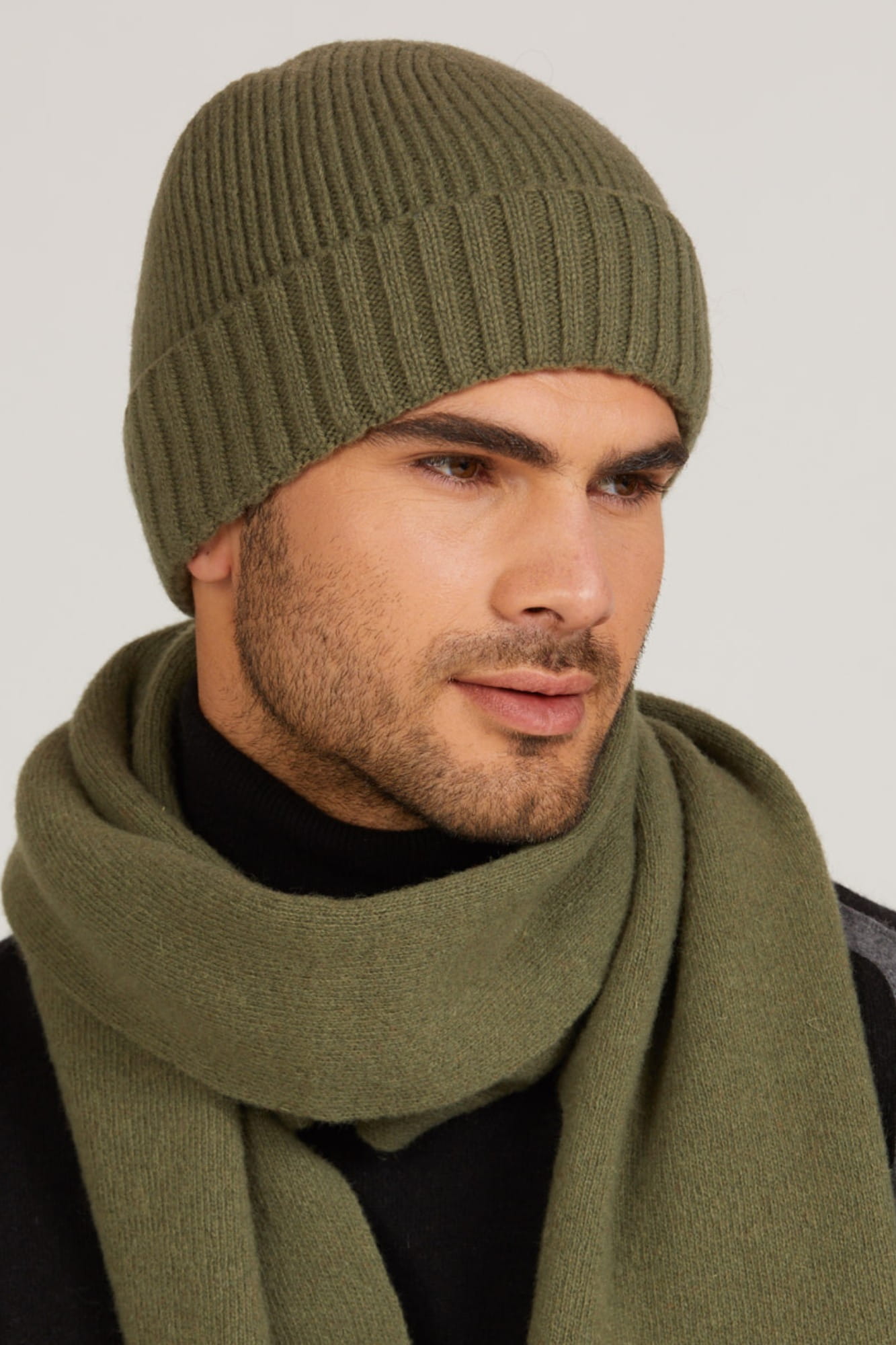 Czapka Carlos na głowie mężczyzny, zapewniająca komfort i ciepło w zimowych warunkach | KAMEA | Spironik.pl