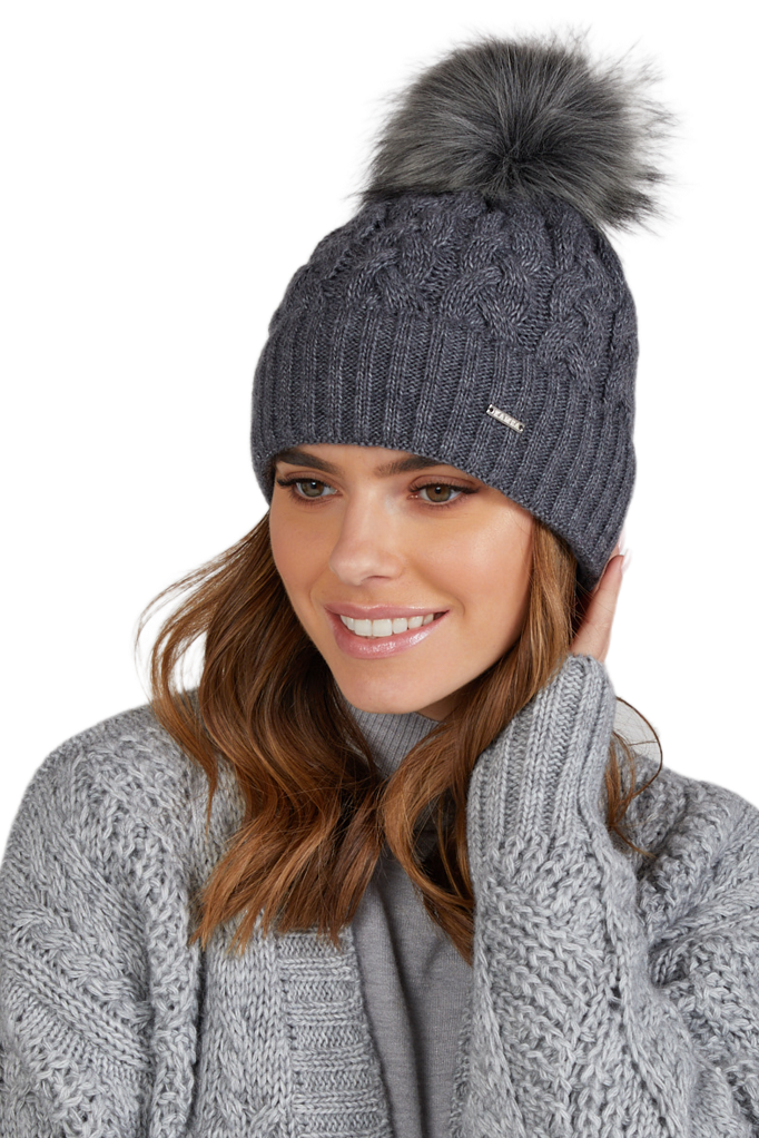 Detal czapki CAPRI z wełny i akrylu, prezentujący grube warkocze oraz szeroki ściągacz na froncie | KAMEA | Spironik.pl