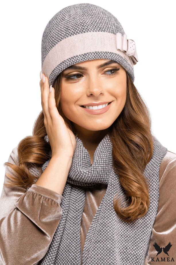 Jasnoróżowa czapka damska Katalonia z eleganckim wzorem w pepitkę i ozdobną kokardą z dżetami | manufacture | Spironik.pl