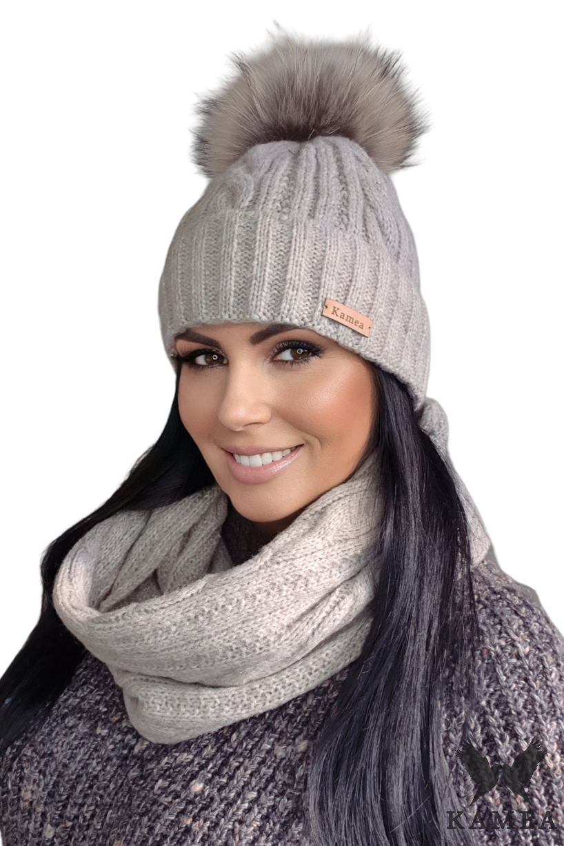 Komplet (Czapka+ Komin), Model: Nicky-Komplet, Kolor: ciemny beżowy, Skład materiału: 57% Akryl; 29% Poliamid; 7% Wiskoza; 7% Wełna, Rozmiar: Uniwersalny (54-60)