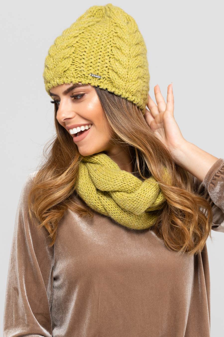 Komplet (Czapka + Komin), Model: Idaho-Komplet, Kolor: limonka, Skład materiału: 50% Wełna; 40 % Akryl; 10% Alpaka; Podszewka: 100% Poliester, Przeznaczenie: Jesień/Zima, Wymiary(długość/szerokość): 30cm/22cm (Komplet (Czapka + Komin), zdjęcie 2)