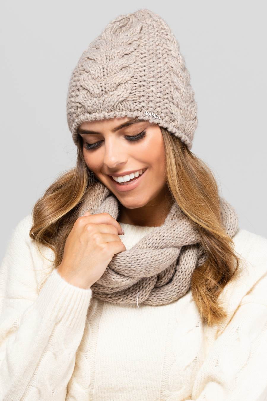 Komplet (Czapka + Komin), Model: Idaho-Komplet, Kolor: brązowy, Skład materiału: 50% Wełna; 40 % Akryl; 10% Alpaka; Podszewka: 100% Poliester, Przeznaczenie: Jesień/Zima, Wymiary(długość/szerokość): 30cm/22cm (Komplet (Czapka + Komin), zdjęcie 2)