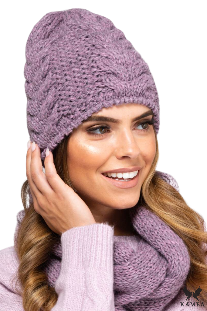 Komplet (Czapka + Komin), Model: Idaho-Komplet, Kolor: różowy mel, Skład materiału: 50% Wełna; 40 % Akryl; 10% Alpaka; Podszewka: 100% Poliester, Przeznaczenie: Jesień/Zima, Wymiary(długość/szerokość): 30cm/22cm