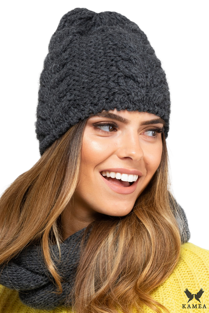 Komplet (Czapka + Komin), Model: Idaho-Komplet, Kolor: grafitowy, Skład materiału: 50% Wełna; 40 % Akryl; 10% Alpaka; Podszewka: 100% Poliester, Przeznaczenie: Jesień/Zima, Wymiary(długość/szerokość): 30cm/22cm