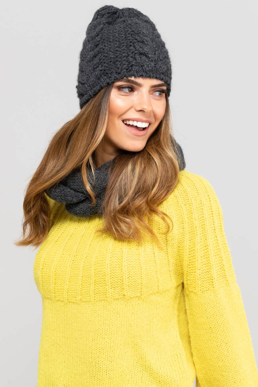 Komplet (Czapka + Komin), Model: Idaho-Komplet, Kolor: grafitowy, Skład materiału: 50% Wełna; 40 % Akryl; 10% Alpaka; Podszewka: 100% Poliester, Przeznaczenie: Jesień/Zima, Wymiary(długość/szerokość): 30cm/22cm (Komplet (Czapka + Komin), zdjęcie 2)