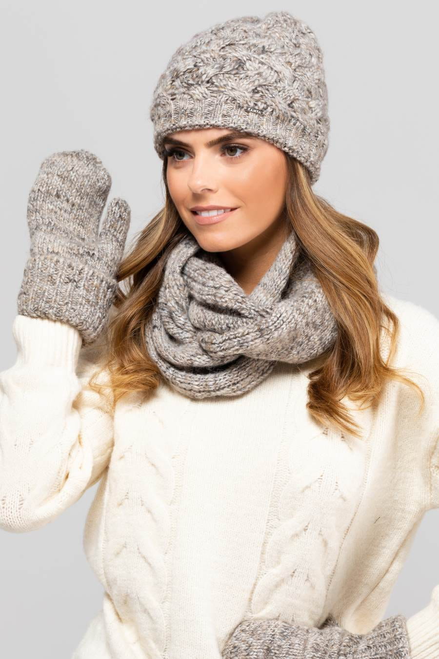 Komplet (Czapka+ Komin), Model: Dakota-Komplet, Kolor: ciemny beżowy, Skład materiału: 55% Poliakryl; 25% Wełna; 20% Alpaka, Przeznaczenie: Jesień/Zima, Rozmiar: Uniwersalny (54-60) (Komplet (Czapka+ Komin), zdjęcie 2)