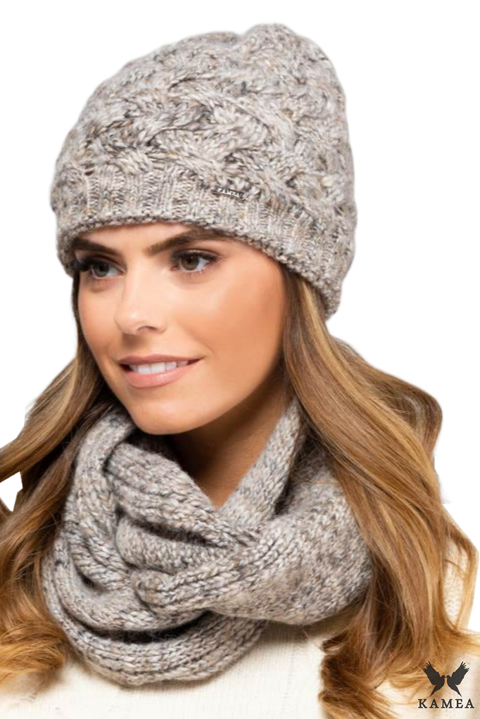 Komplet (Czapka+ Komin), Model: Dakota-Komplet, Kolor: ciemny beżowy, Skład materiału: 55% Poliakryl; 25% Wełna; 20% Alpaka, Przeznaczenie: Jesień/Zima, Rozmiar: Uniwersalny (54-60)