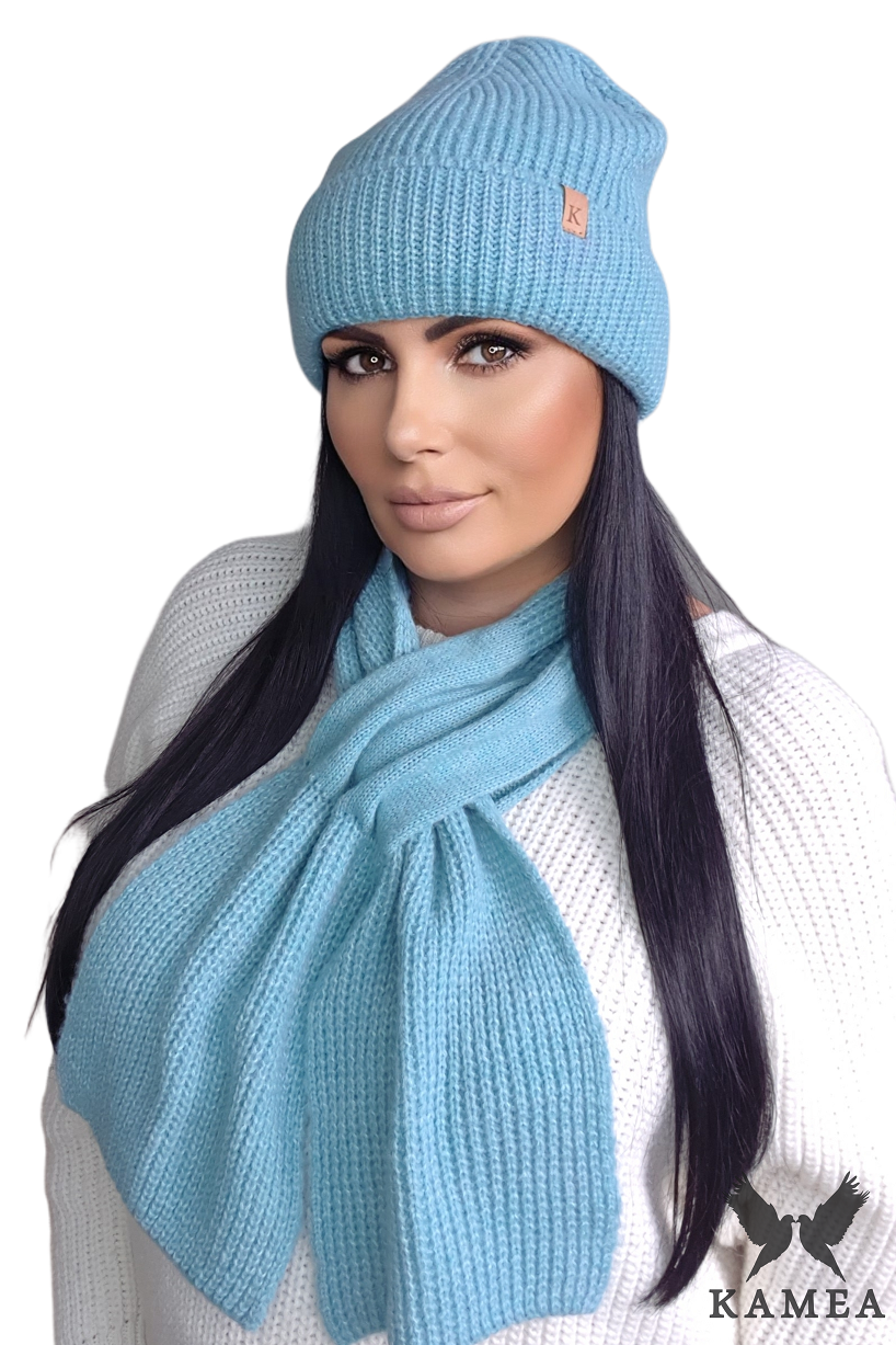Komplety: czapka + szalik/komin, Model: Chloe-Komplet, Kolor: turkusowy, Skład materiału: 57% Akryl; 29% Poliamid; 7% Wiskoza; 7% Wełna, Przeznaczenie: Jesień/Zima, Wymiary(długość/szerokość): 108cm/16cm