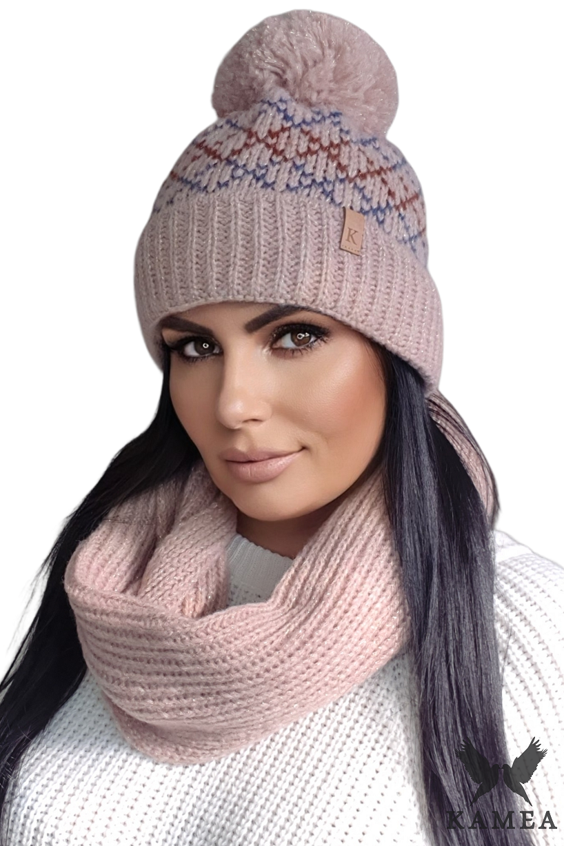 Komplet (Czapka+ Komin), Model: Margerita-Komplet, Kolor: różowy, Skład materiału: 45% Akryl; 19% Wełna; 14% Poliamid; 13% Poliester; 9% Metallic; Podszewka: 100% Poliester, Rozmiar: Uniwersalny (54-60)