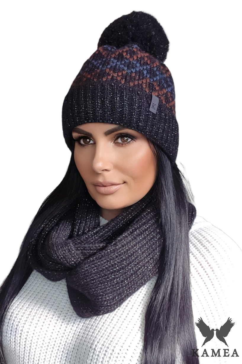 Komplet (Czapka+ Komin), Model: Margerita-Komplet, Kolor: czarny, Skład materiału: 45% Akryl; 19% Wełna; 14% Poliamid; 13% Poliester; 9% Metallic; Podszewka: 100% Poliester, Rozmiar: Uniwersalny (54-60)